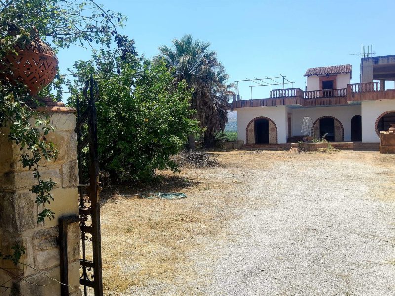 Building for rent main road to Mires, South Crete