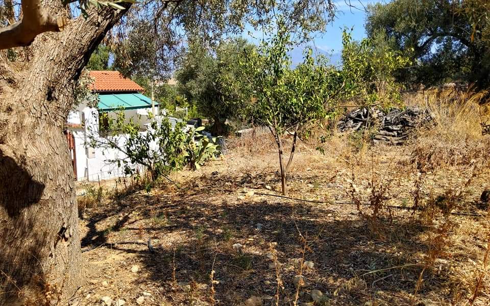 Plot for sale with sea view inside Listaros