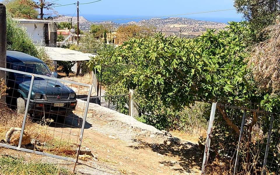 Plot for sale with sea view inside Listaros