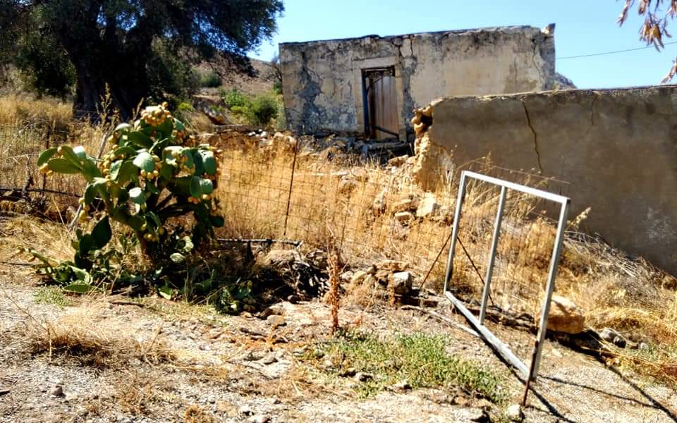 Plot for sale with sea view inside Listaros