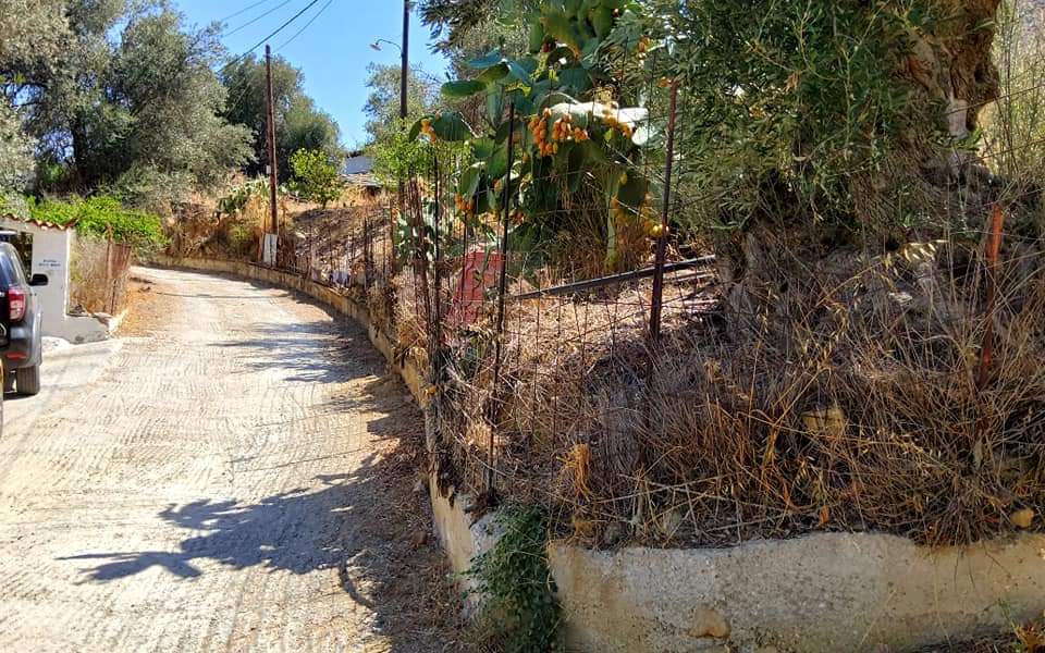Plot for sale with sea view inside Listaros