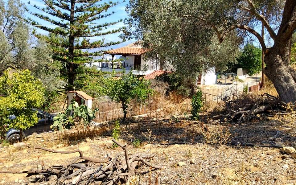 Plot for sale with sea view inside Listaros